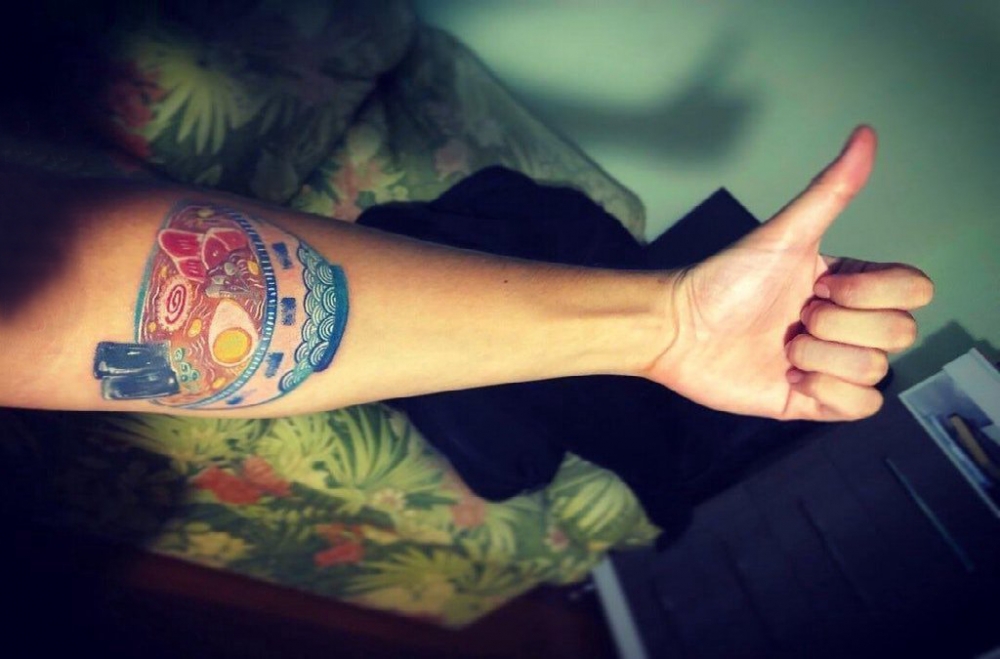 点击大图看下一张：食物纹身  女生手臂上彩绘的食物纹身图片