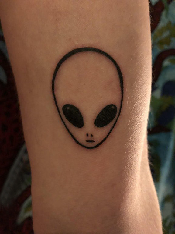 点击大图看下一张：外星人纹身  女生小腿上黑色的外星人纹身图片