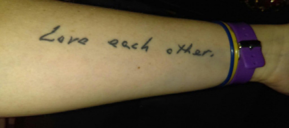 点击大图看下一张：纹身 英文字体  女生手臂上黑色的英文字体纹身图片