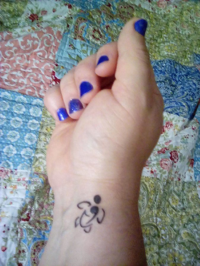 点击大图看下一张：纹身符号  女生手腕上黑色的符号纹身图片