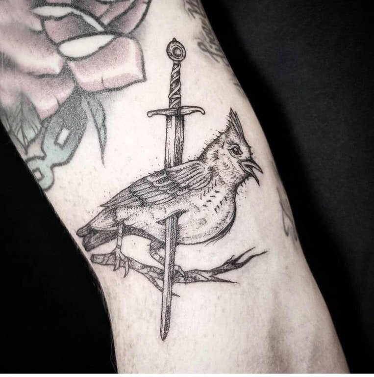 点击大图看下一张：纹身鸟  女生手臂上鸟和剑纹身图片