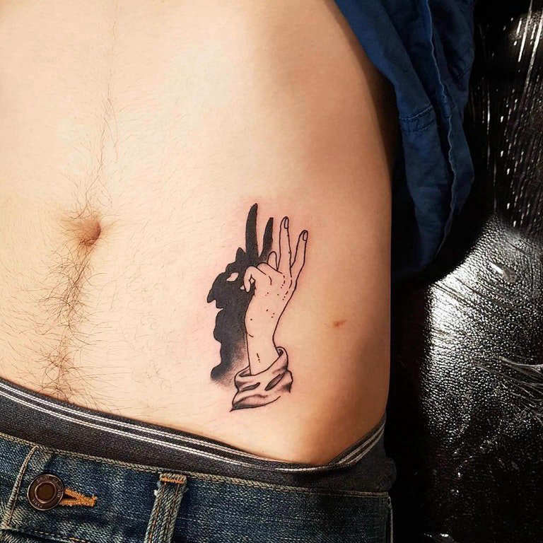 点击大图看下一张：纹身手指  男生腹部上黑灰的手指纹身图片