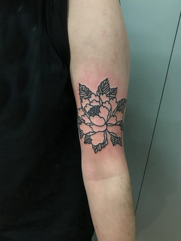 点击大图看下一张：纹身图案花朵  男生手臂上黑色的花朵纹身图片