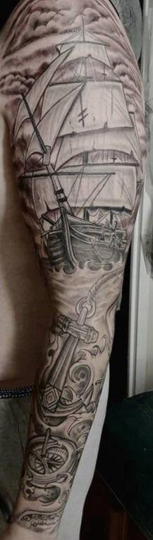 点击大图看下一张：纹身小帆船  男生手臂上黑灰的帆船纹身图片
