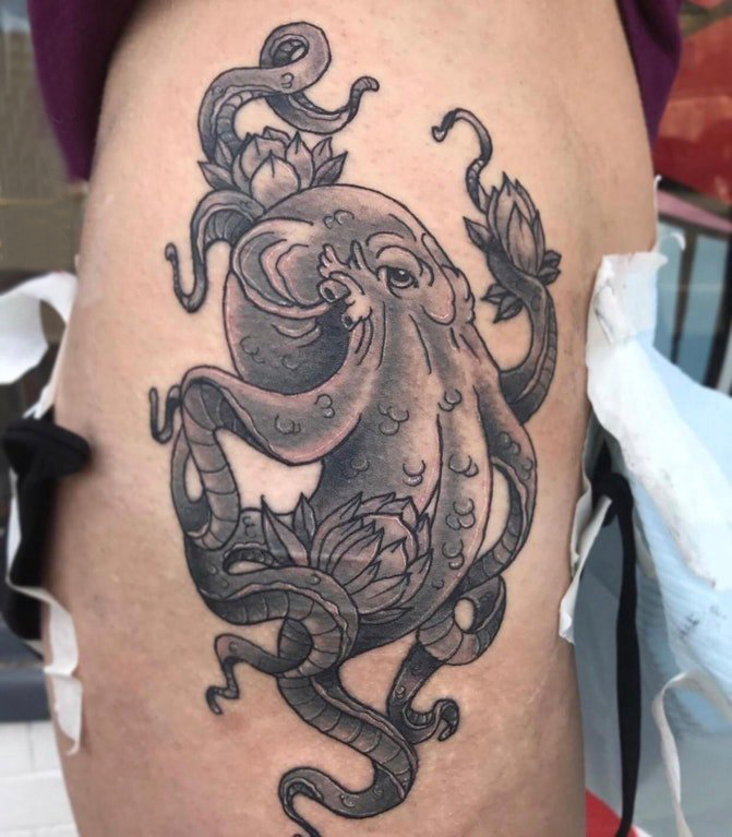 点击大图看下一张：黑色章鱼纹身 男生大腿上黑色的章鱼纹身图片