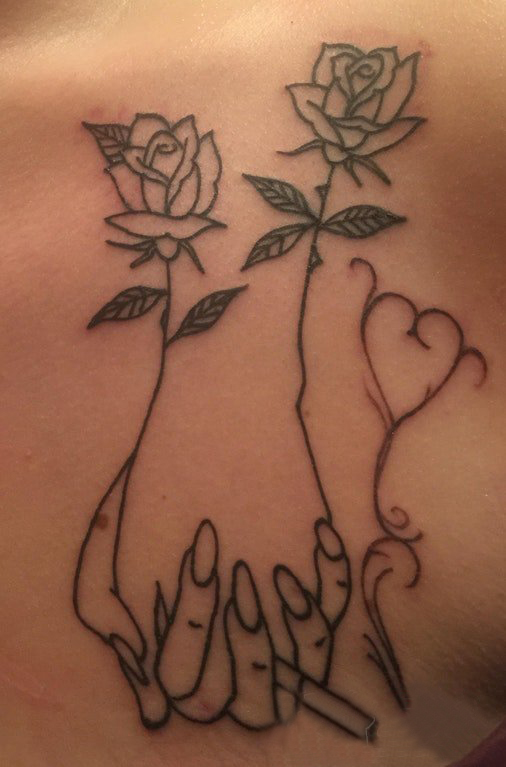 点击大图看下一张：花朵和手纹身图案  男生胸上花朵和手纹身图片