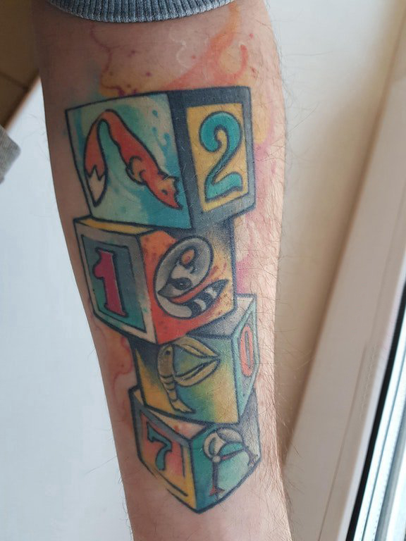 点击大图看下一张：几何 纹身图案  男生手臂上泼墨的几何纹身图片