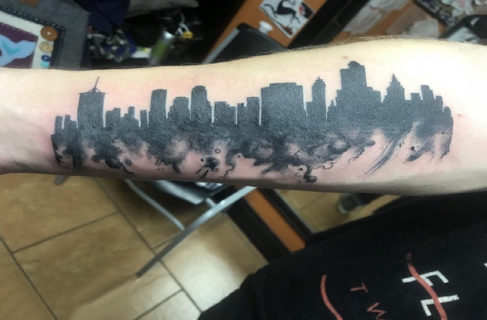 点击大图看下一张：建筑物纹身 男生手臂上黑色的高楼大厦纹身图片