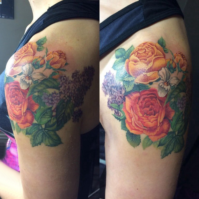 点击大图看下一张：玫瑰纹身图 女生肩部彩绘的玫瑰纹身图片