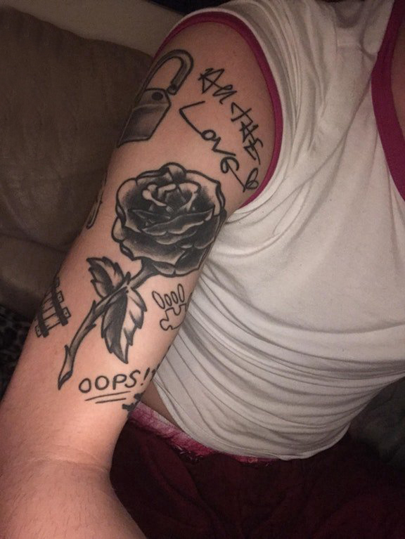 点击大图看下一张：玫瑰纹身图 女生手臂上玫瑰和英文纹身图片