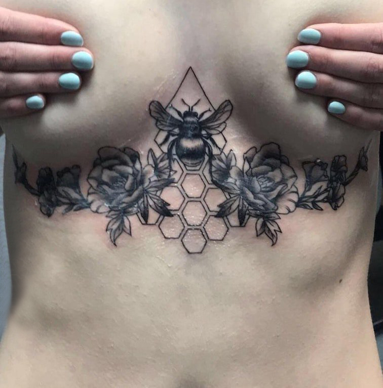 点击大图看下一张：蜜蜂纹身图案  女生胸下蜜蜂和花朵纹身图片