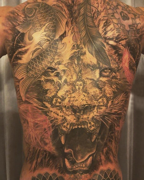 点击大图看下一张：狮子王纹身  男生满背狮子和佛像纹身图片