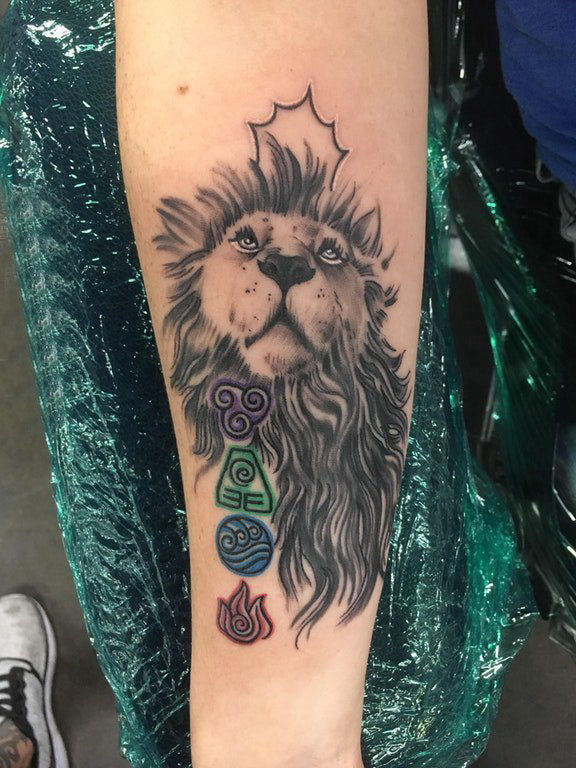 点击大图看下一张：狮子王纹身  女生手臂上素描的狮子纹身图片
