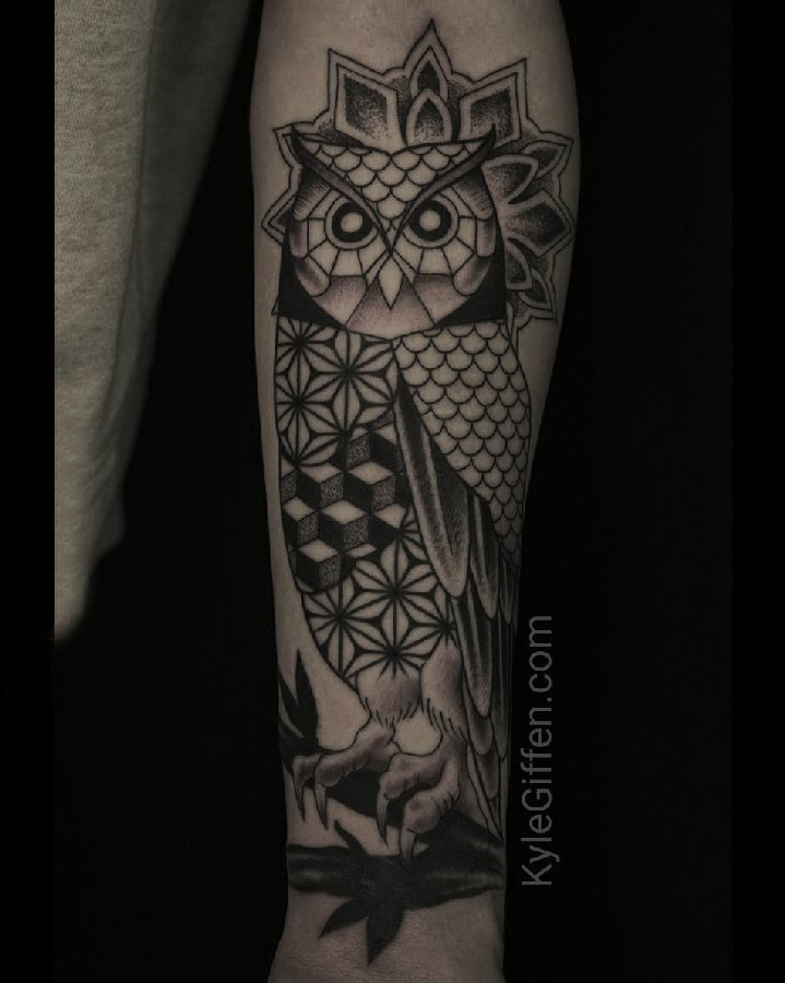 点击大图看下一张：纹身猫头鹰  女生手臂上猫头鹰和几何纹身图片