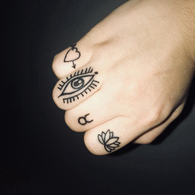 点击大图看下一张：纹身手指  女生手指上眼睛和花朵纹身图片