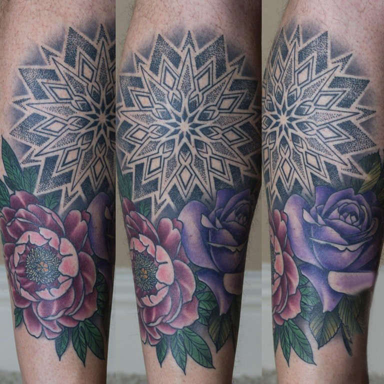 点击大图看下一张：纹身图案花朵 男生小腿上梵花和鲜花纹身图片