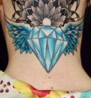 点击大图看下一张：纹身钻石  女生后颈彩绘的钻石纹身图片