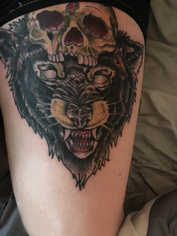 点击大图看下一张：熊纹身  女生大腿上骷髅和熊纹身图片