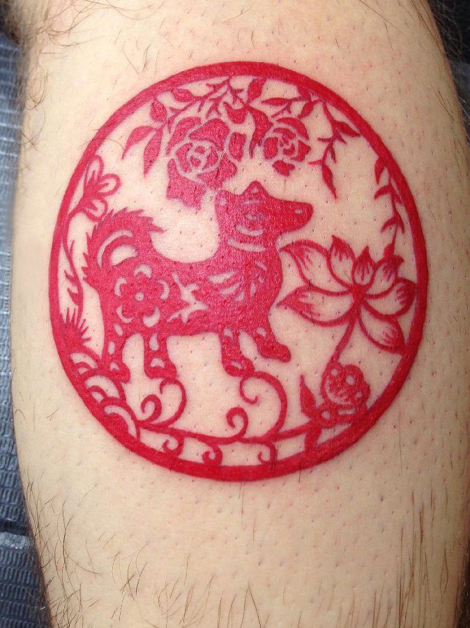 点击大图看下一张：百乐动物纹身  男生大腿上红色的动物纹身图片