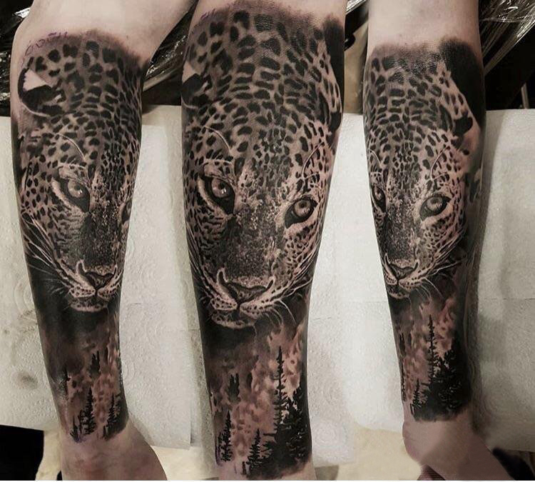 点击大图看下一张：豹子头纹身  男生手臂上写实的豹子头纹身图片
