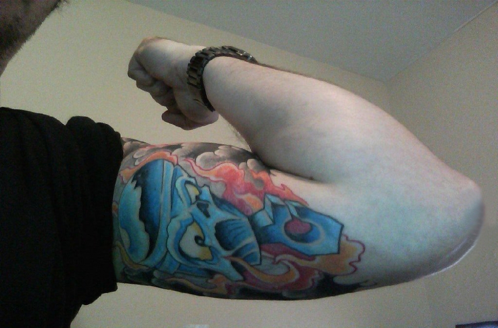 点击大图看下一张：大臂纹身图 男生大臂上彩色的般若纹身图片