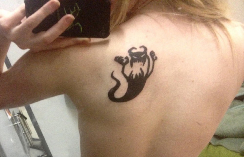 点击大图看下一张：恶魔纹身简单 女生后背上黑色的恶魔纹身图片