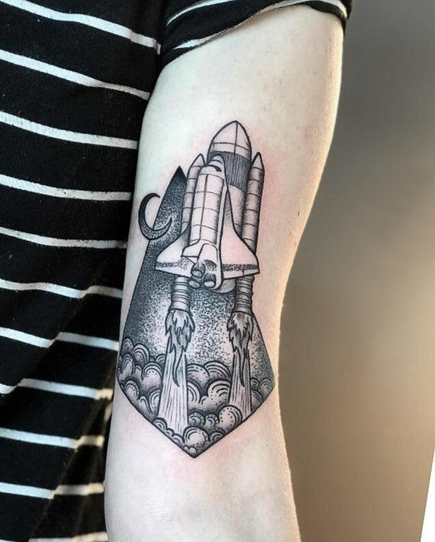 点击大图看下一张：极简线条纹身 女生手臂上发射的火箭纹身图片