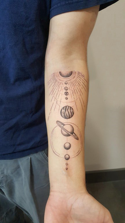 点击大图看下一张：几何元素纹身 男生手臂上神秘的星球纹身图片