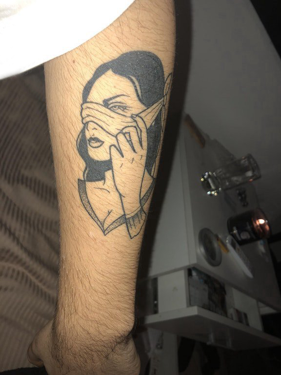 点击大图看下一张：可爱纹身简笔画  男生手臂上黑灰的简笔画纹身图片