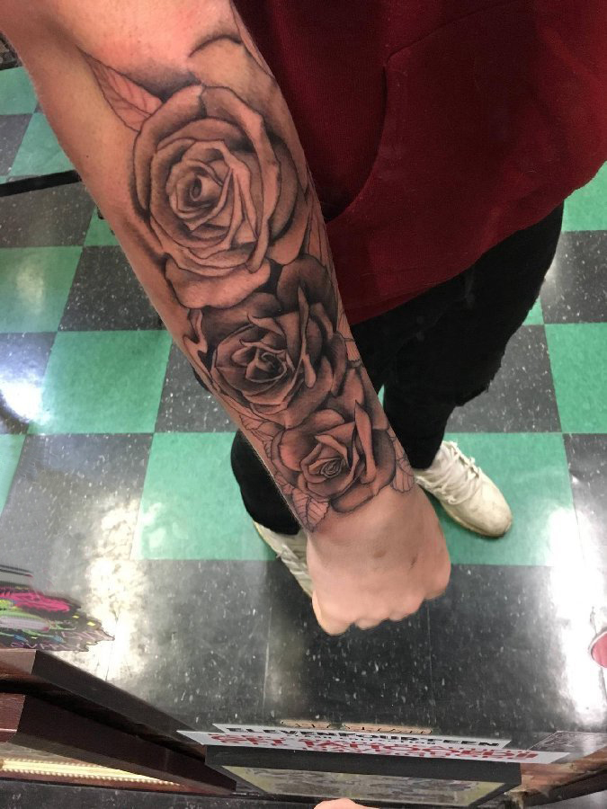 点击大图看下一张：玫瑰纹身图  男生手臂上黑灰的玫瑰纹身图片