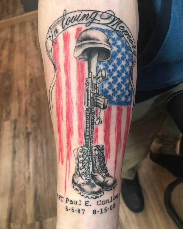 点击大图看下一张：美国国旗纹身  男生手臂上彩绘的美国国旗纹身图片