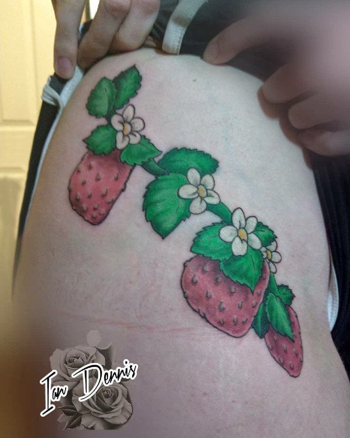 点击大图看下一张：食物纹身 女生大腿上彩色的草莓纹身图片