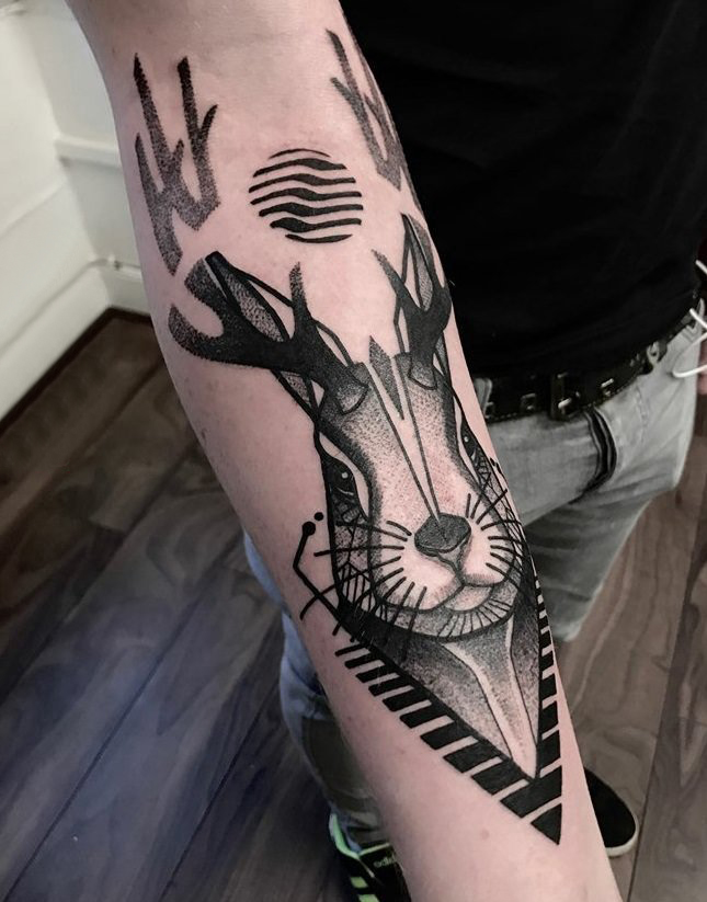 点击大图看下一张：手臂纹身素材 男生手臂上黑色的兔子纹身图片