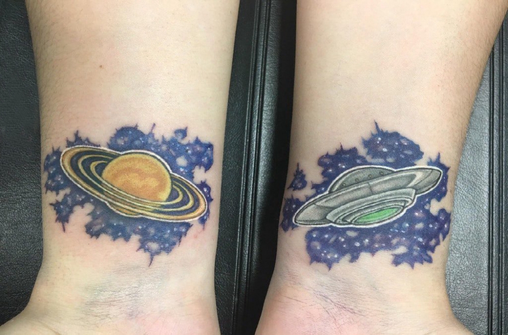 点击大图看下一张：手腕纹身小图 情侣手腕上星球和飞碟纹身图片