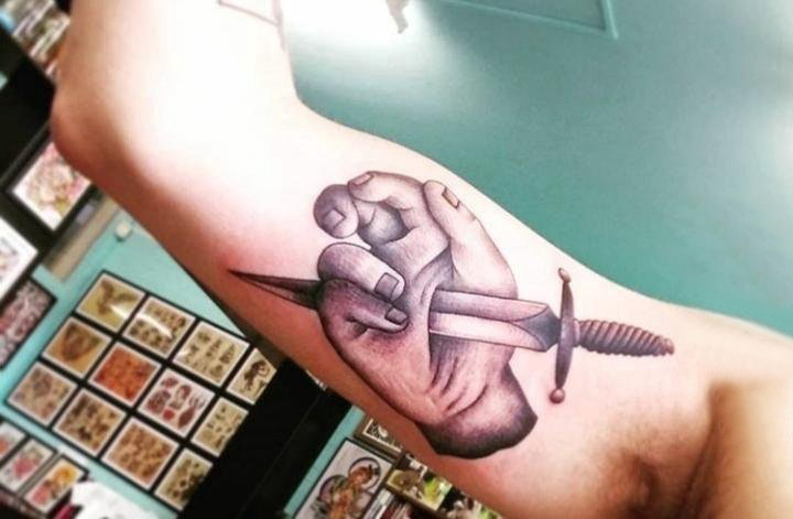 点击大图看下一张：双大臂纹身  男生大臂上黑灰的手掌纹身图片
