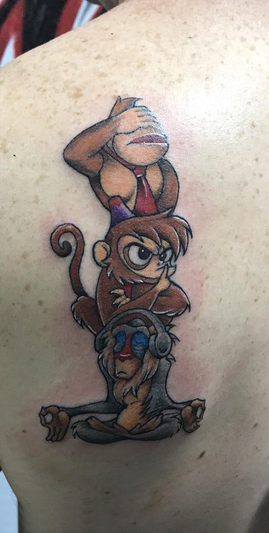 点击大图看下一张：纹身猴子 男生后背上活泼的猴子纹身图片