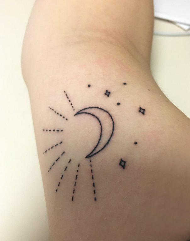 点击大图看下一张：纹身月亮女生图片 女生手臂上黑色的月亮纹身图片