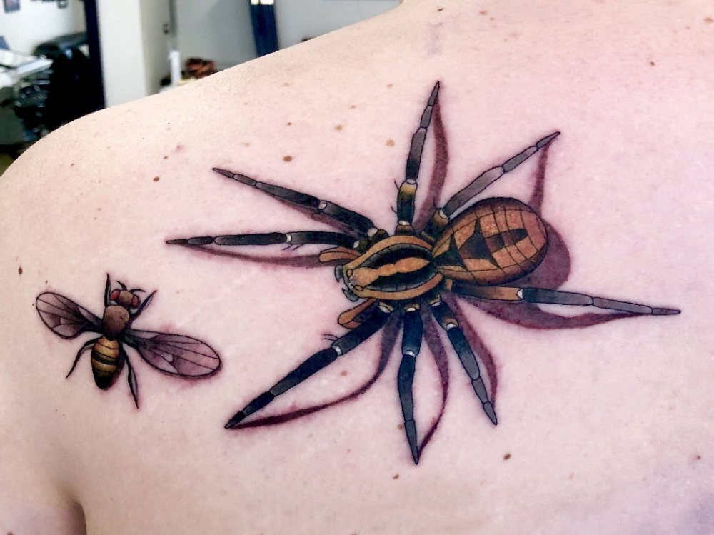 点击大图看下一张：蜘蛛纹身 男生肩部蜜蜂和蜘蛛纹身图片