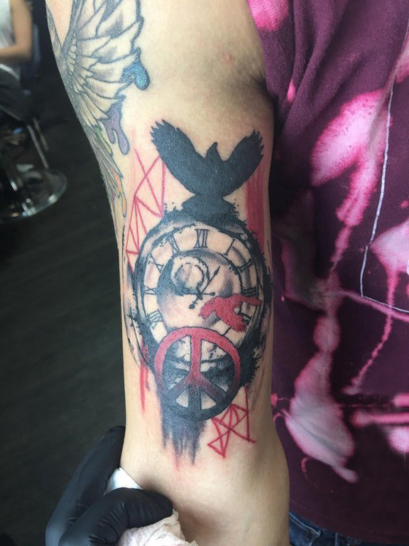 点击大图看下一张：钟表纹身图案  男生手臂上黑灰的钟表纹身图片