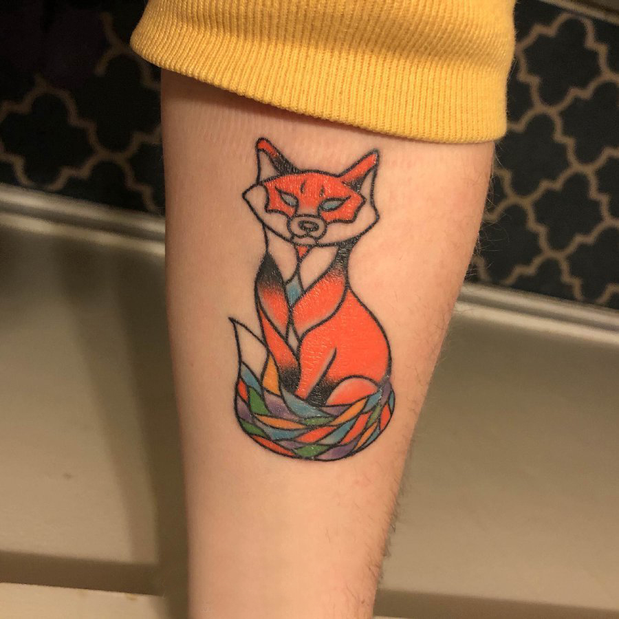 点击大图看下一张：百乐动物纹身 男生手臂上彩色的小狐狸纹身图片