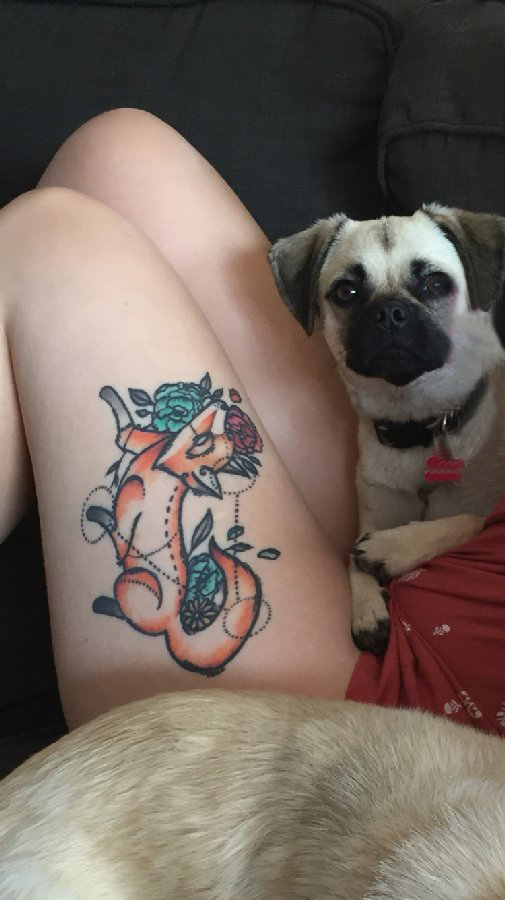 点击大图看下一张：九尾狐狸纹身图片 女生大腿上花朵和狐狸纹身图片