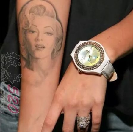 点击大图看下一张：美国纹身明星  明星手臂上素描的玛丽莲梦露纹身图片