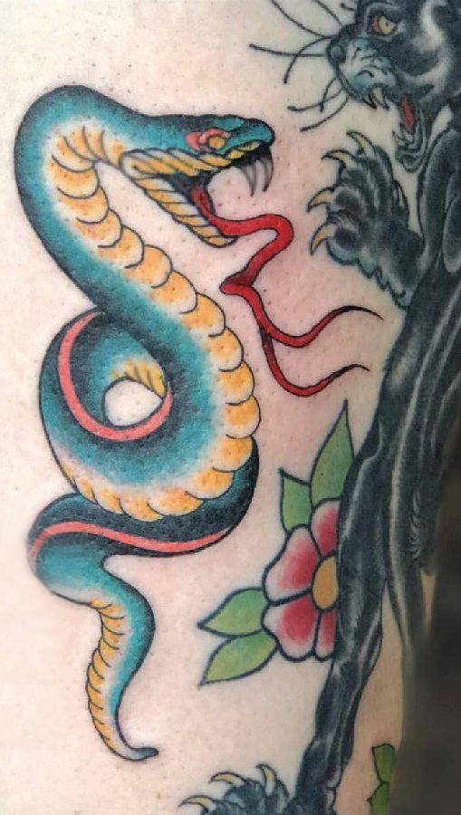 点击大图看下一张：蛇和花朵纹身图案  女生大腿上蛇和花纹身图片