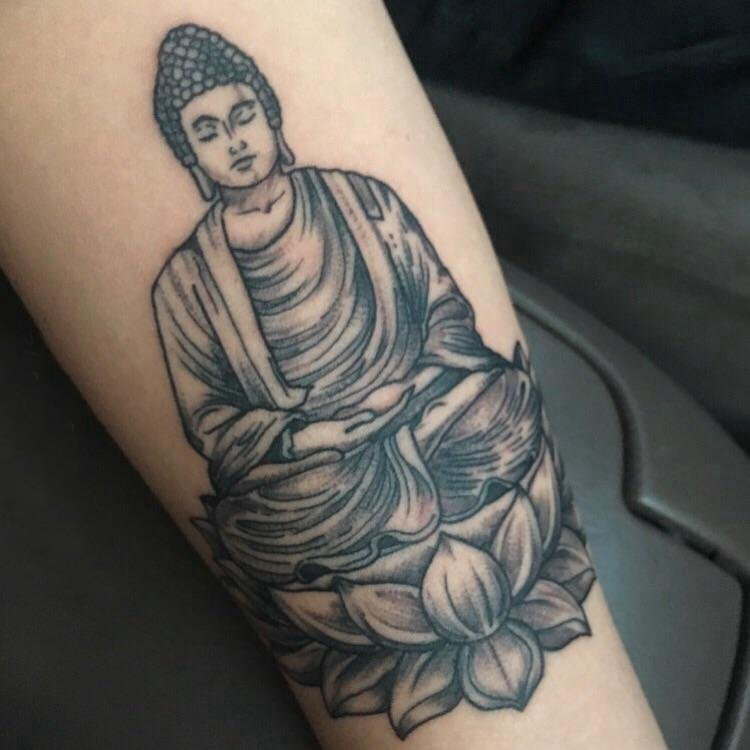 点击大图看下一张：纹身佛 女生手臂上莲花和佛像纹身图片