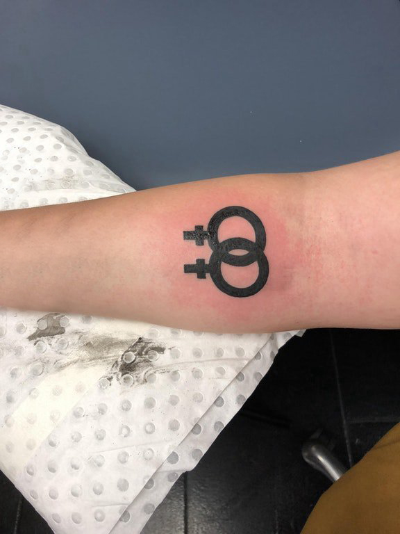 点击大图看下一张：纹身符号  女生小臂上黑色的符号纹身图片