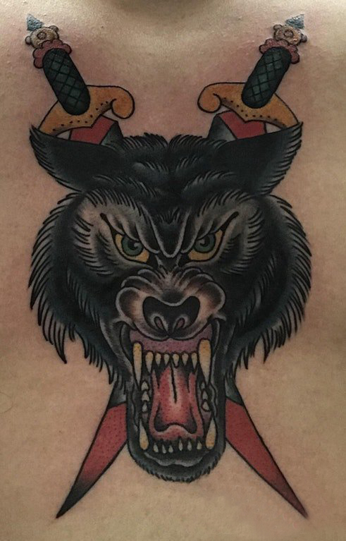 点击大图看下一张：滴血狼头纹身  男生胸上狼头和匕首纹身图片
