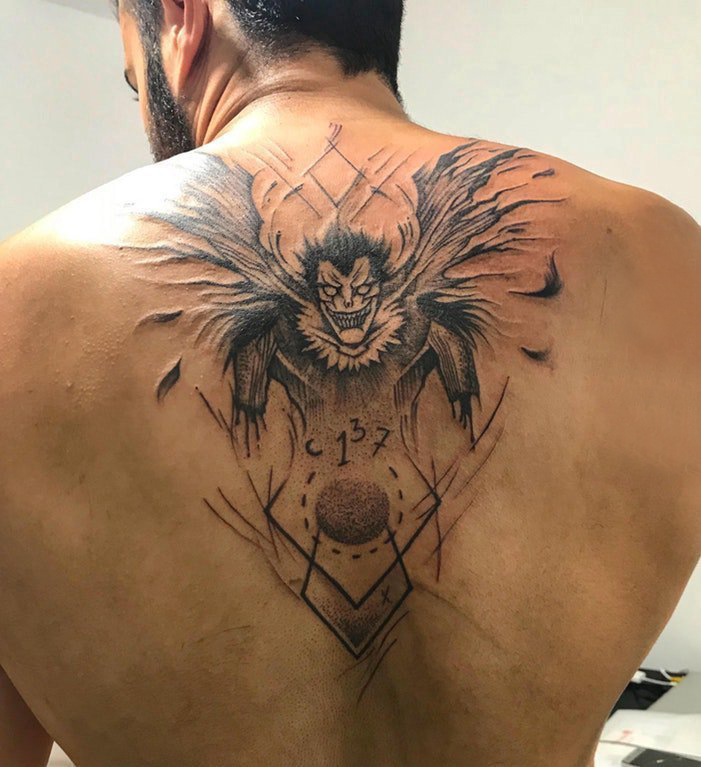 点击大图看下一张：地狱纹身电影 男生后背上黑色的死神纹身图片