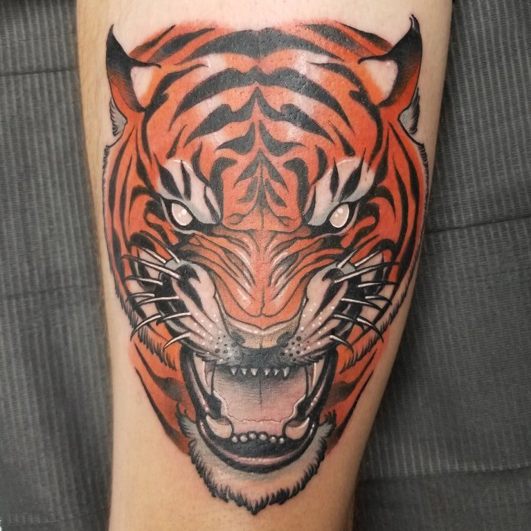 点击大图看下一张：老虎头纹身图案 男生小腿上彩色的老虎纹身图片