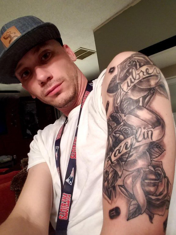 点击大图看下一张：玫瑰纹身图  男生大臂上玫瑰和英文纹身图片