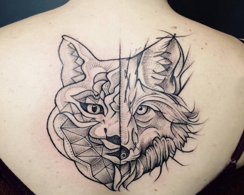 点击大图看下一张：欧美拼接纹身 女生后背上拼接的狼头纹身图片